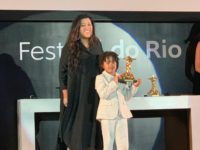 Festival do Rio: Reginá Casé recebe o prêmio de Melhor Atriz no Festivakl do Rio pelo filme “Três Verões”