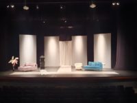 Mobiliário da Breton recria cenários da década de 60 em peça de teatro
