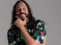 Gabriel O Pensador estreia em show estilo drive-in com participação de amigos, no Rio