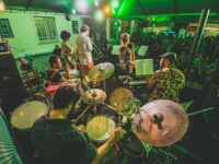 Banda Manatiana lança “Transtrópico”, seu primeiro álbum, unindo o baião à rumba
