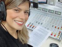 Mônica Bittencourt apresenta o programa Almanaque na Rádio Roquette
