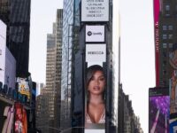 Rebecca conquista a Times Square novamente