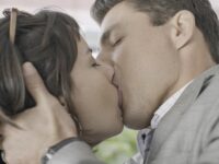 Um Lugar ao Sol – Christian/Renato beija Lara