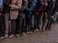 Migrantes em busca de refúgio e suas histórias são o tema da exposição “Entre Fronteiras”, do fotojornalista Pedro Mendes Levier, no Centro Cultural Correios RJ