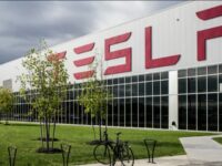 Trabalhador da fábrica da Tesla atacado por robô