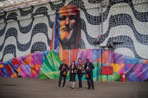 A Diretora de Turismo e Lazer da Costa do Marfim no Brasil, com o staff do Escritório de Turismo no emblemático painel durante a ABAV Expo 2025