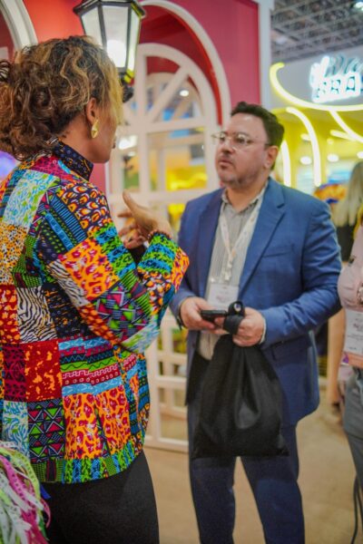 Jennifer Curcio, Diretora de Turismo da Costa do Marfim, em conversa com Pedro Gramacho, Diretor da SETUR-BA, sobre futuras parcerias e a promoção de rotas turísticas conjuntas.