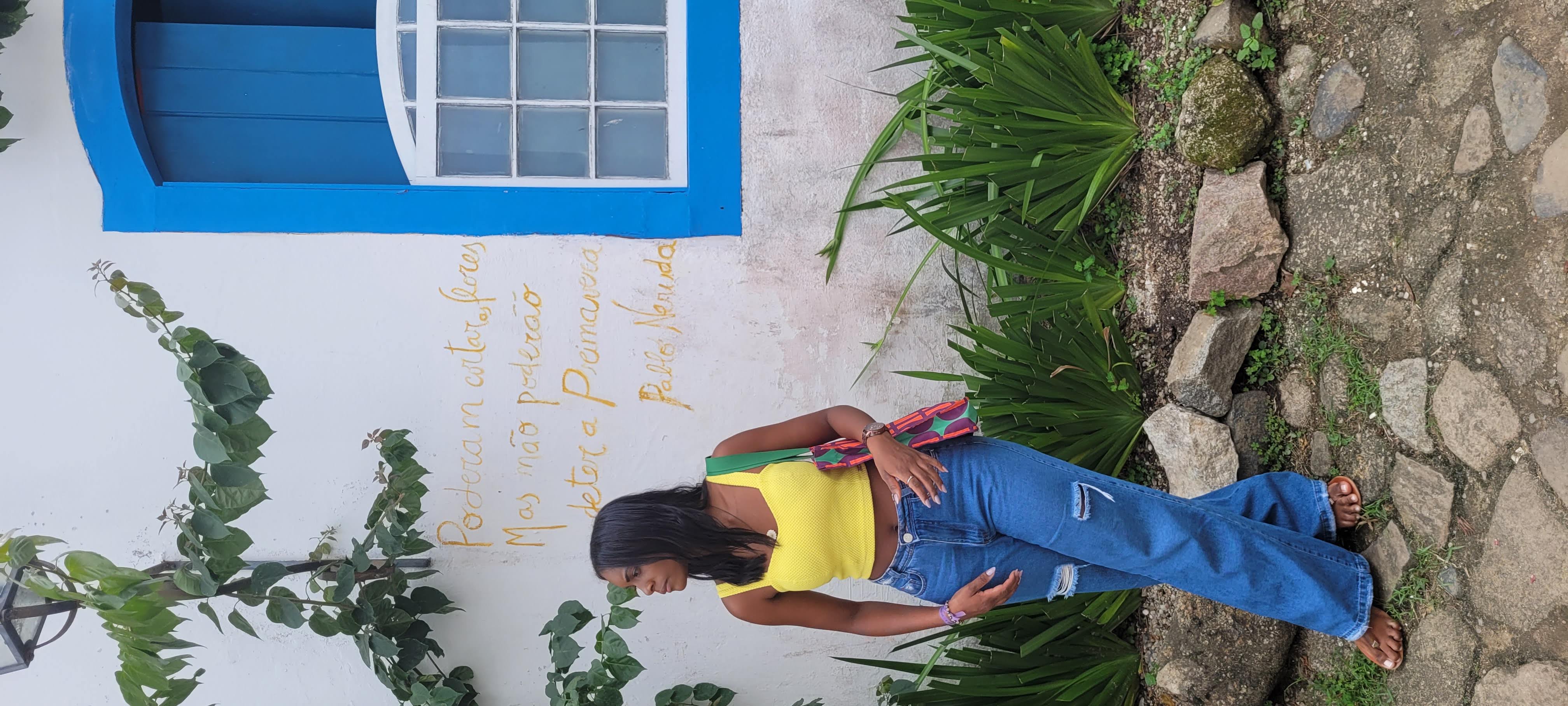 Uma linda mulher e Pablo Neruda em Paraty (foto: Alvaro Tallarico)