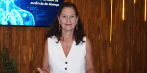 A psicóloga Eliana Sorrini participa do Podcast Papo Transparente sobre a dificuldade das empresas em lidarem com riscos psicossociais