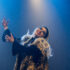 Leona traz fogo ao teatro, como uma pira, ela nos queima