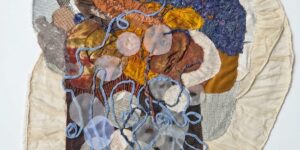 O Coletivo Poíesis apresenta a exposição ‘Terra que Desmancha, Evapora e Solidifica’, no espaço do Vazio Coletivo, onde artistas visuais trazem manifestos visuais criados em duplas