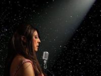 Atriz e cantora Renata Peron homenageia Elis Regina no projeto Canto Para As Estrelas