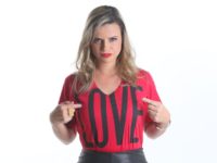 Carol Ferreira, ex-apresentadora de canal erótico, fez seu show de estreia com um coquetel no Rio