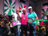 Ivo Meirelles homenageia músicos do Molejo e entrega troféu ‘Surdo Um’, em referência à bateria da Mangueira