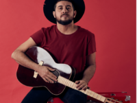 Suricato, artista ganhador do Grammy Latino 2015 e  vocalista do Barão Vermelho, lança seu terceiro disco “Na mão as flores” no Rio de Janeiro