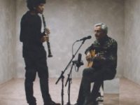 Música: Assista ao Vídeo de “Onde O Rio É Mais Baiano”, mais uma das Canções de Caetano Veloso, acompanhado de Ivan Sacerdote e Mosquito
