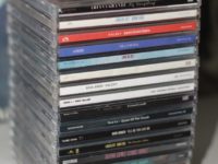 Campanha promove venda de CDs em prol de funcionários da indústria da música afetados pela pandemia