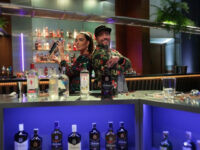 “Bar Aberto”, primeiro reality de coquetelaria do Brasil, apresentado por Laura Vicente e Marcio Silva, amanhã (14) no Multishow