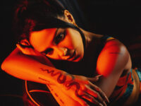“Pa Ti”: Izzy La Reina vive romance em videoclipe com Amenazzy