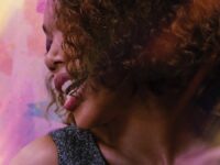 ‘I Wanna Dance With Somebody: A História de Whitney Houston’ ganha novo pôster