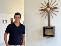 Diego Mendonça apresenta a exposição ‘Um Itinerário de Ressignificação’, com obras feitas a partir de materiais de refugo das marcenarias de São João del-Rei