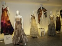 Entre Linhas: roupas, tapeçarias e instalações criadas a partir de resíduos têxteis,e propõe reflexão sobre o impacto ambiental da indústria da moda