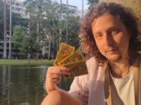 Amom Astéri Pronaia: Veja quem é o tarólogo que está chamando atenção em espaços culturais. Confira a entrevista