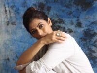 Duda Oliveira apresenta a exposição ‘Baía Bruta’, na Galeria Berro, trazendo arte, ecologia e uma escuta material do que o mar ainda guarda.