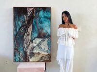 A artista brasileira Giovanna Gomes está realizando em Nova York o projeto Superfícies Ocultas: Geografia do Invisível, residência que resultará em exposição, com curadoria de Alcinda Saphira.