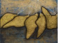 A aveAcasa apresenta a coletiva ‘Feiraria – ExposiçãoSarauFestejo’, com curadoria de Jozias Benedicto, trazendo obras diversas, com o desejo de fazer da alegria e do encontro armas de (boa) luta