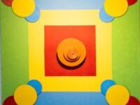 “Upcycled Factory’ é a primeira individual do artista EZO, reconhecido por transformar materiais descartados em arte e mostrar o cotidiano dos subúrbios do Rio