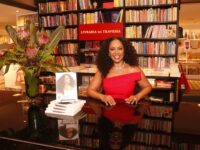 Ao lado dos filhos, Valéria Valenssa desfila elegância e simpatia em noite de autógrafos do seu novo livro