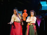 O teatro que pulsa além do centro