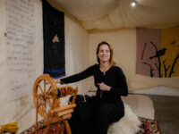 TendaPoema abre festival no Rio com bordados de memória