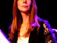 Denise Emmer lança “Só os loucos batem palmas para o céu”, seu novo livro de contos em prosa-poética