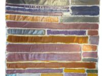 Mário Camargo apresenta ‘hoje, eu contei pras paredes’, ressignificando materiais que se transformam em peles presas por agulhas nas paredes