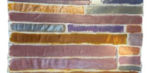 Mário Camargo apresenta ‘hoje, eu contei pras paredes’, ressignificando materiais que se transformam em peles presas por agulhas nas paredes