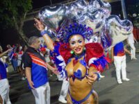 UNIÃO DA ILHA – Amanda Fernandes surge com fantasia de balões em ensaio na Marquês de Sapucaí