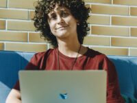 “Cercas Vivas” – Romance lésbico, mistério e nostalgia millennial marcam estreia de Rai Gradowski