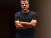 Antonio Villeroy traz a turnê ‘Cenas Extraordinárias’ para o Brasil e lança EP com gravações inéditas dos anos 1980