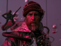 “Boa Sorte, Divirta-se e Não Morra” aposta na junção entre a comédia e o inacreditável para fazer uma precisa (e pessimista) leitura social