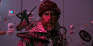 “Boa Sorte, Divirta-se e Não Morra” aposta na junção entre a comédia e o inacreditável para fazer uma precisa (e pessimista) leitura social