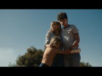 O premiado “Pequenas Criaturas”, novo longa de Anne Pinheiro Guimarães estrelado por Carolina Dieckmmann, divulga trailer oficial