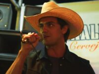 Com Felipe Simas como lendário locutor de rodeios, ‘Asa Branca – A Voz da Arena’ estreia no Telecine
