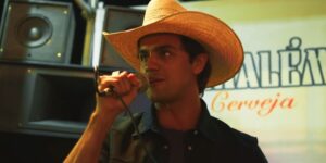 Com Felipe Simas como lendário locutor de rodeios, ‘Asa Branca – A Voz da Arena’ estreia no Telecine