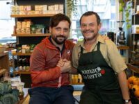 O Zelador | Primeira imagem de Matheus Nachtergaele e Gregório Duvivier caracterizados