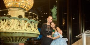 LUIZA BRUNET CHAMA MICHELLE HEARD DE “PRINCESA” DURANTE ENTREGA DE TROFÉU EM NOVA YORK